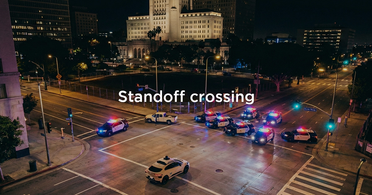 Waymo 誤闖警匪對峙現場！自駕車擋緊急車輛暫無法可罰