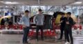 特斯拉工程團隊與實車 Cybercab 全景